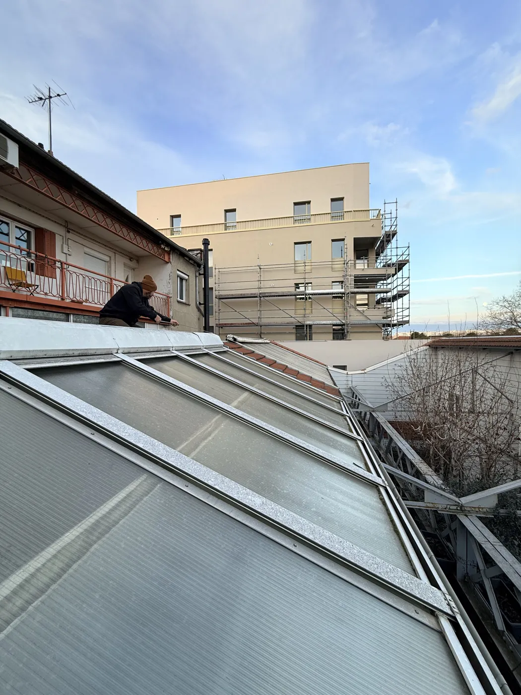 Avant : relevé de mesures sur l'ancienne verrière en polycarbonate, en toiture du loft à Lyon