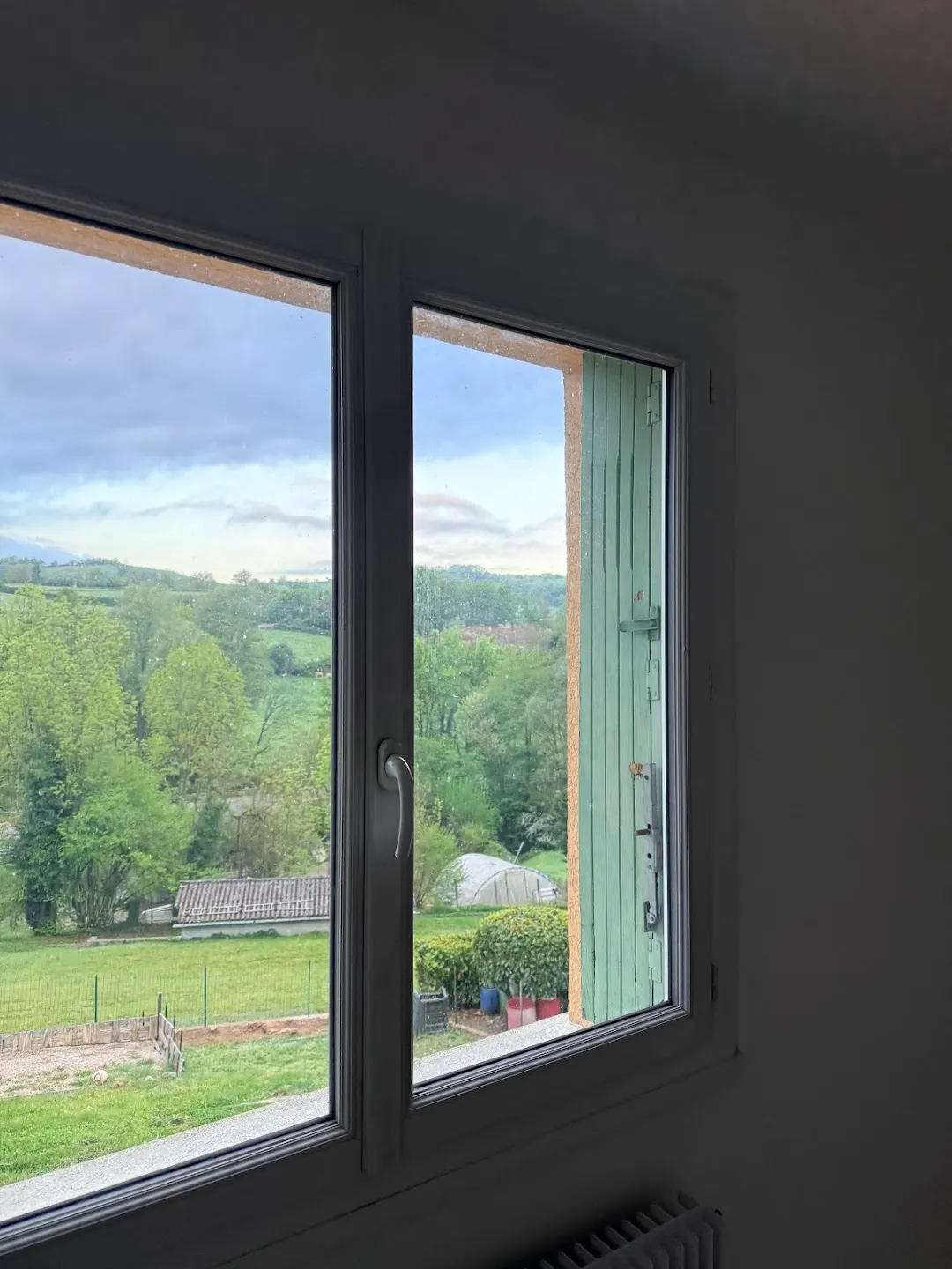 Fenêtre neuve posée par Rod'Stores dans une maison de campagne à Renaison