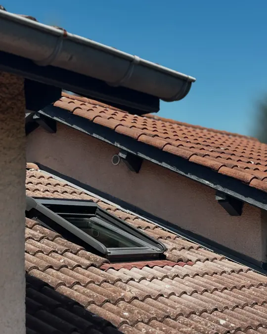 Pose de Velux neuf en toiture tuiles
