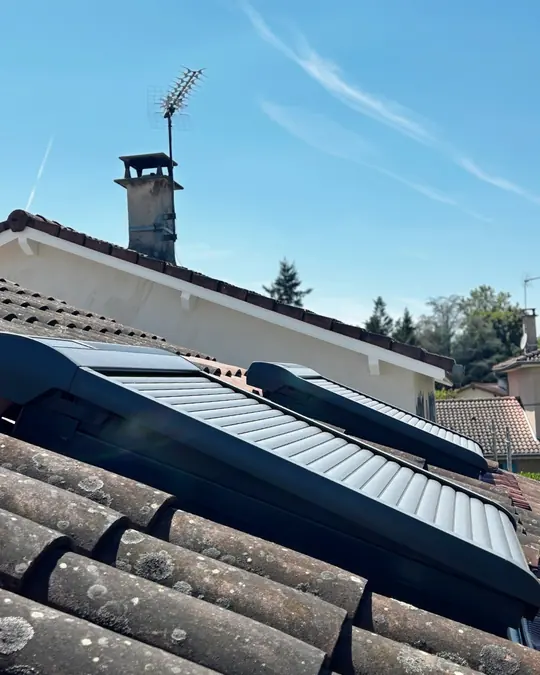 Volet roulant installé sur fenêtre de toit Velux