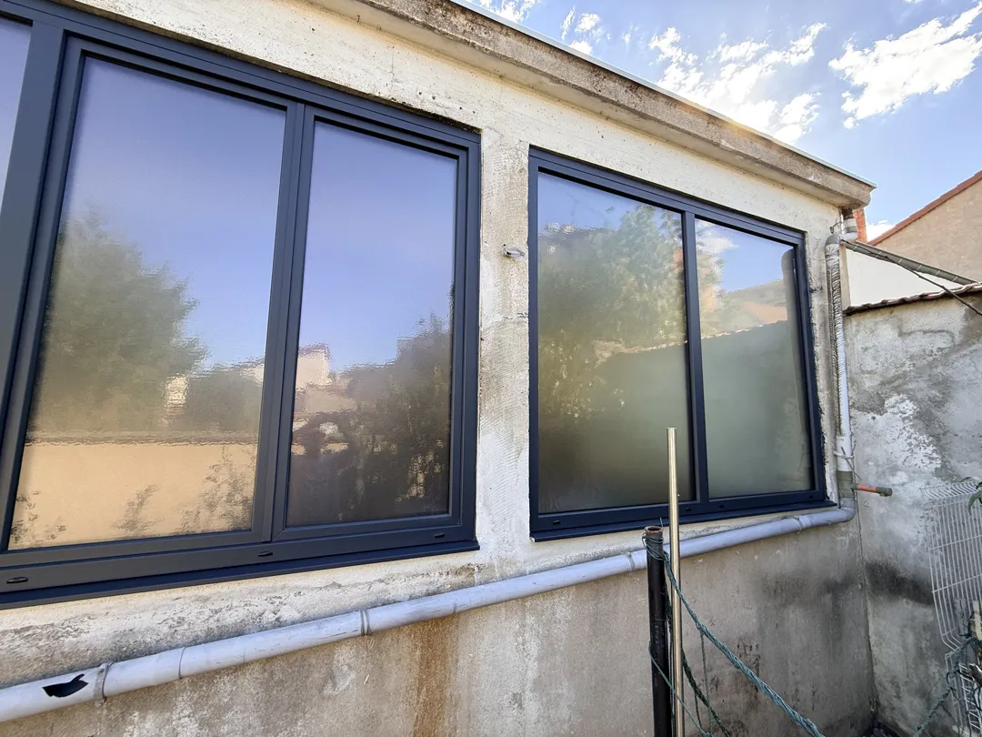 Fenêtres aluminium gris anthracite à vitrage dépoli posées par Rod'Stores