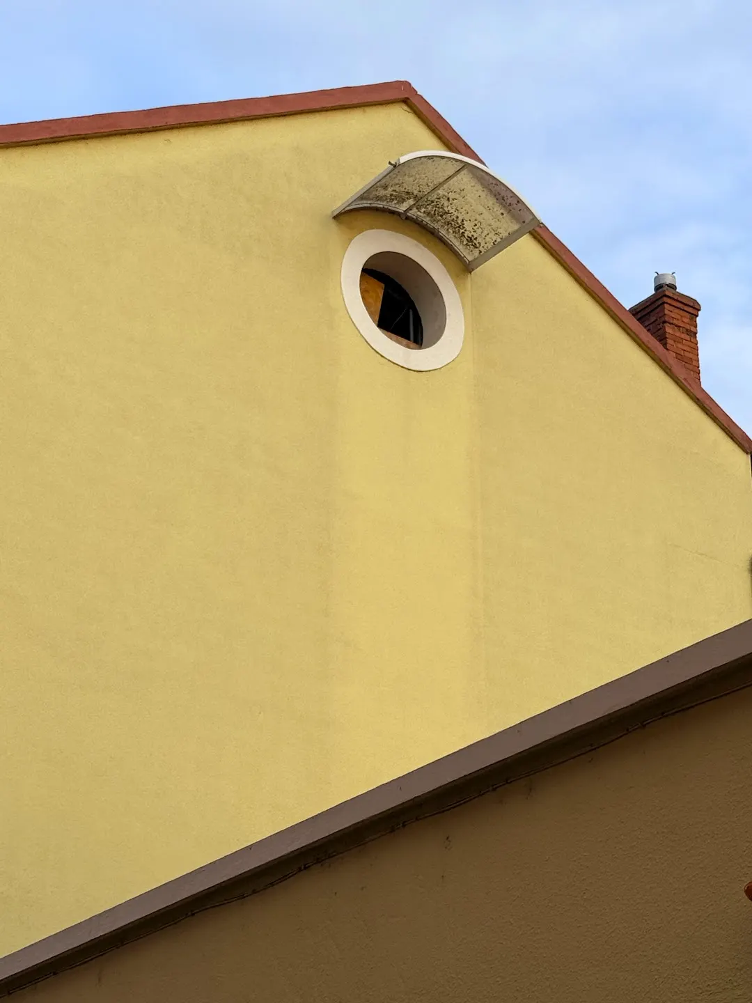Œil-de-bœuf posé en façade à Roanne