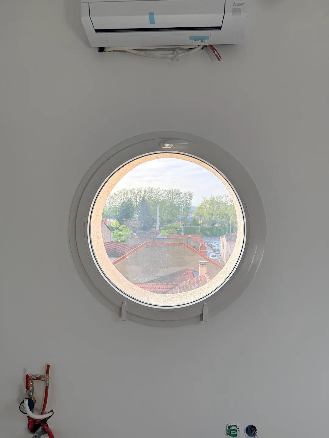 Œil-de-bœuf neuf vu de l'intérieur, Roanne