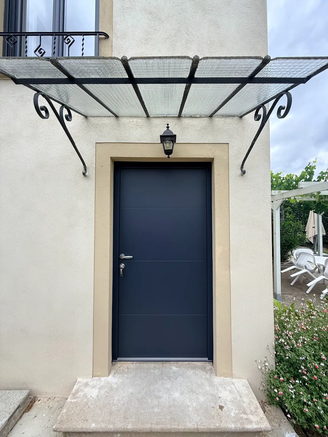 Après : porte d'entrée anthracite neuve