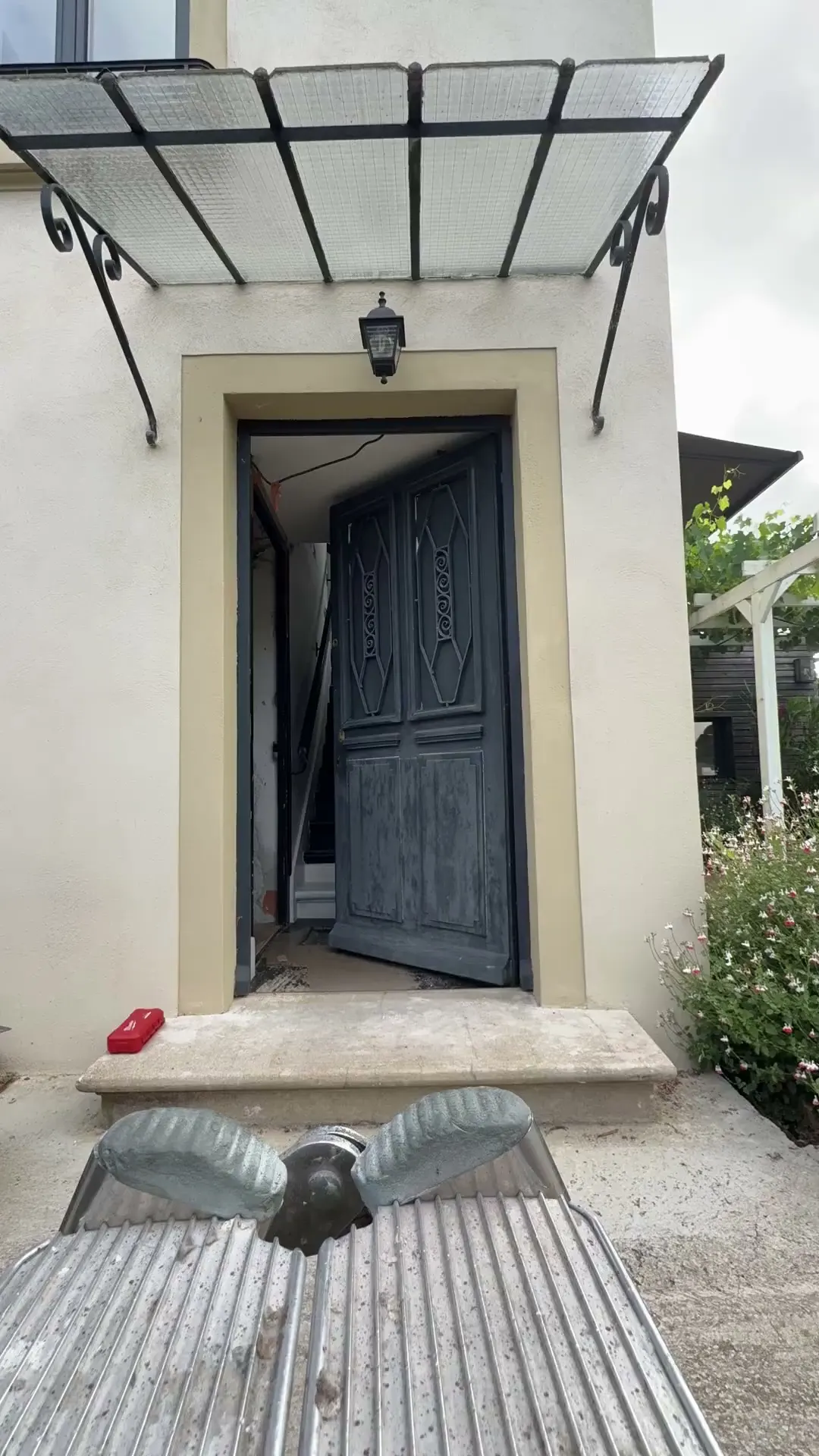 Avant : ancienne porte d'entrée en bois