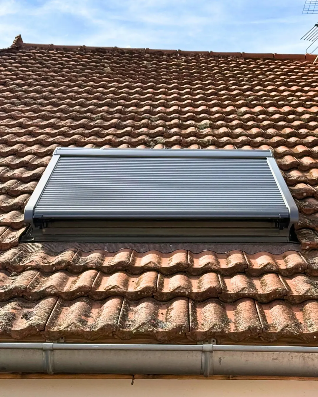 Velux : un volet roulant solaire à la place d&rsquo;un store abîmé