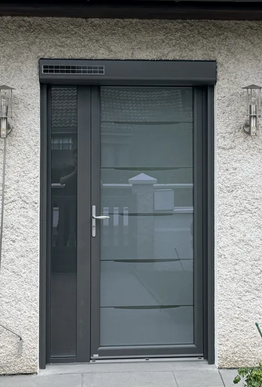 Volet roulant solaire anthracite posé sur une porte d'entrée vitrée