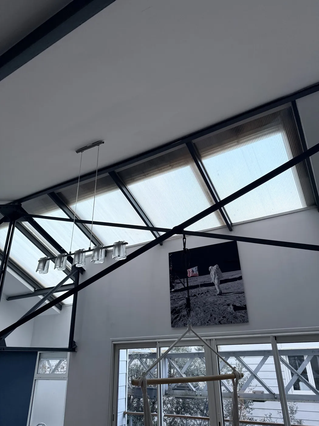 Avant : plaques de polycarbonate jaunies sous la charpente métallique du loft