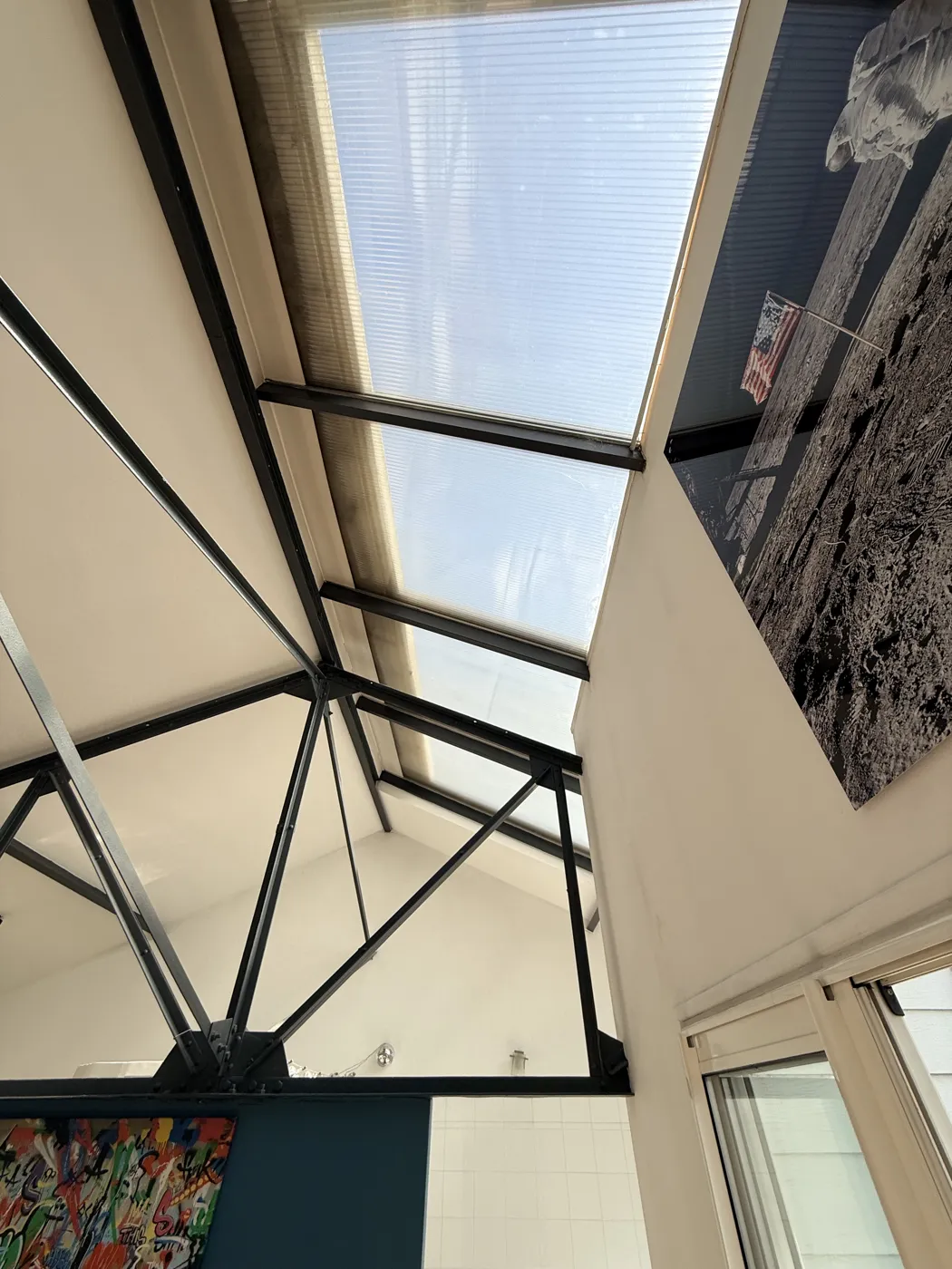 Avant : toiture en polycarbonate jauni vue de l'intérieur du loft