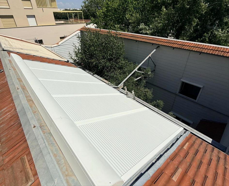 Volets roulants de toiture fermés sur la verrière du loft